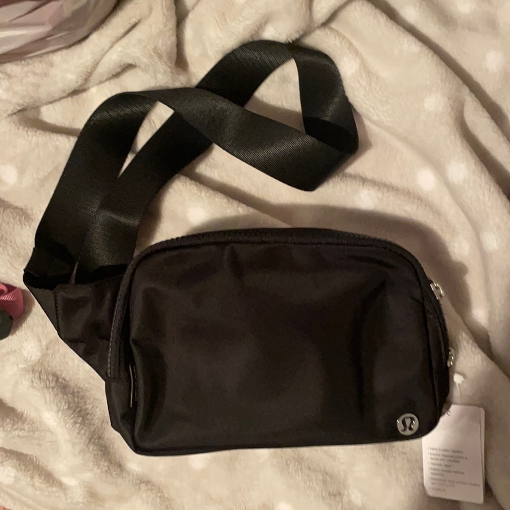 Everywhere belt bag LARGE Black NWT